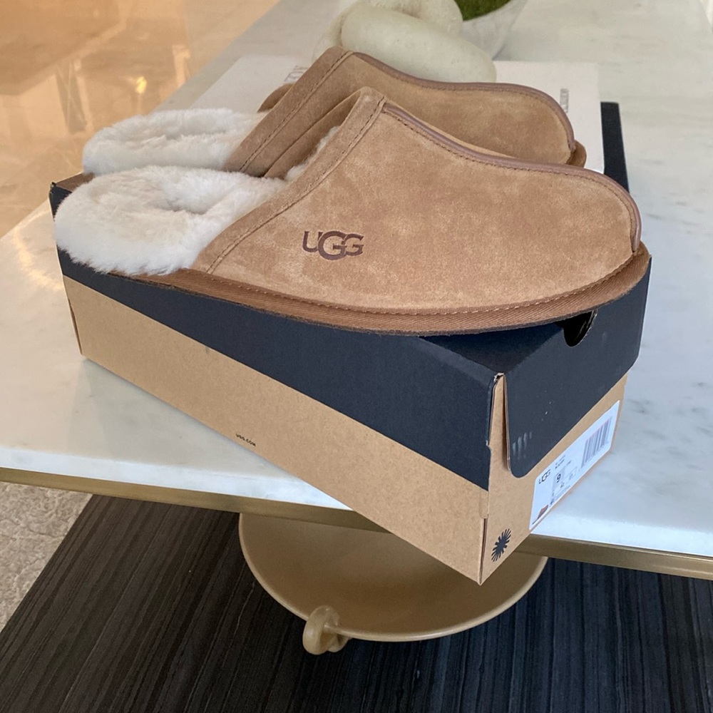 Men’s UGG Scuff Sherling-Lined Mule Slippers in color Chestnut